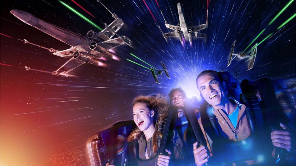 スター・ウォーズとコラボしたハイパースペースマウンテンに乗る様子