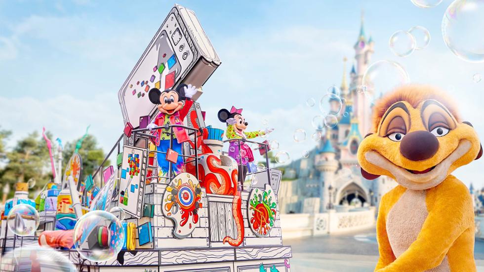 ディズニーランド・パークのメインストリートUSAを進むパレード